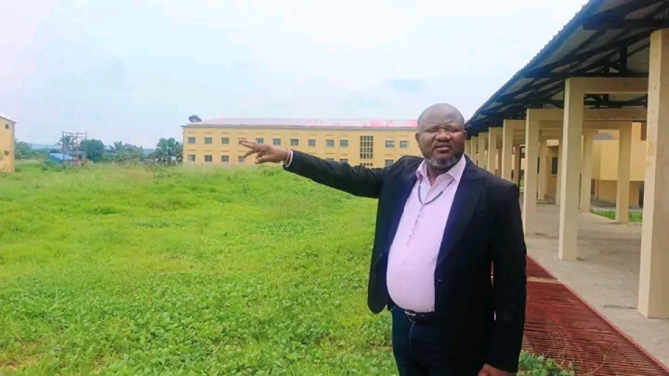 Kasai Central : le depute Marcel Tshipepele denonce l‘abandon des travaux du complexe scolaire « La Renaissance » a Kananga