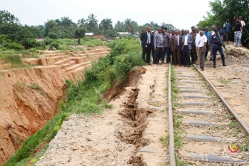 Kasai Central : Le Gouverneur Kambulu prend des mesures pour sauver la voie ferree menacee par un ravin colossal a Bena Kankonde