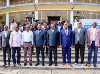 Photo de famille des autorités provinciales à la FEC