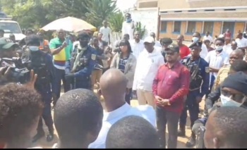 Kasai Central : Impayes depuis mai, les enseignants de Luiza boycottent la paie d‘un seul mois apportee par la Caritas et saisissent le Vice-Gouverneur