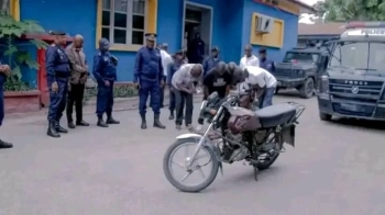 La police arrêtant des présumés meurtriers du Prof Abata